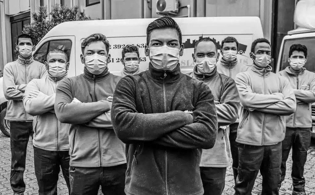 Team di Traslochi Boris a Peschiera Borromeo in posa durante la pandemia