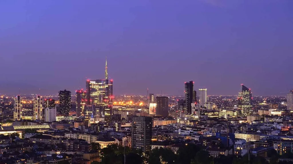 Skyline notturno di Milano, perfetto per illustrare i traslochi h24 offerti da Traslochi Boris
