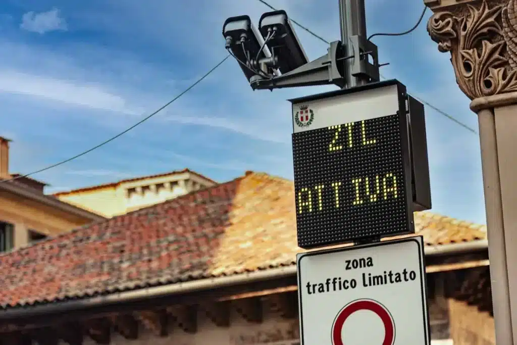 Segnale ZTL Milano, varco chiuso, per trasloco con permessi gestiti da Traslochi Boris