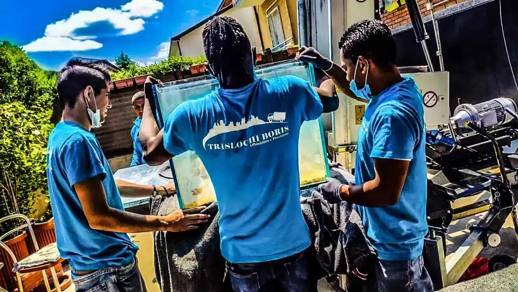 Team di Traslochi Boris al lavoro durante un trasloco professionale a Peschiera Borromeo.