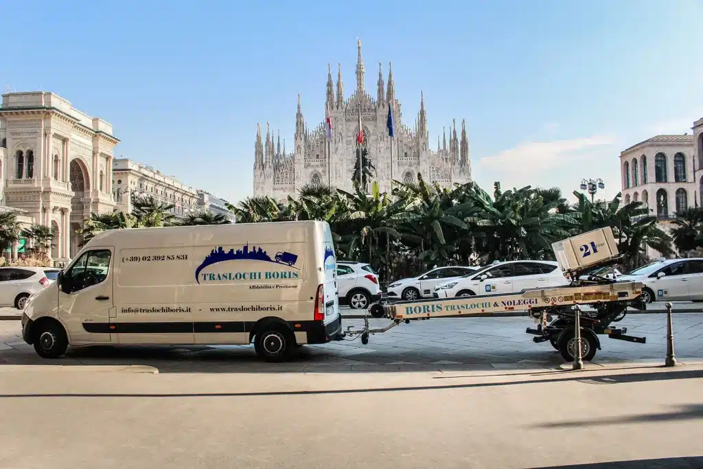 Furgone Traslochi Boris presso il Duomo di Milano per servizi di trasloco e contatti rapidi.
