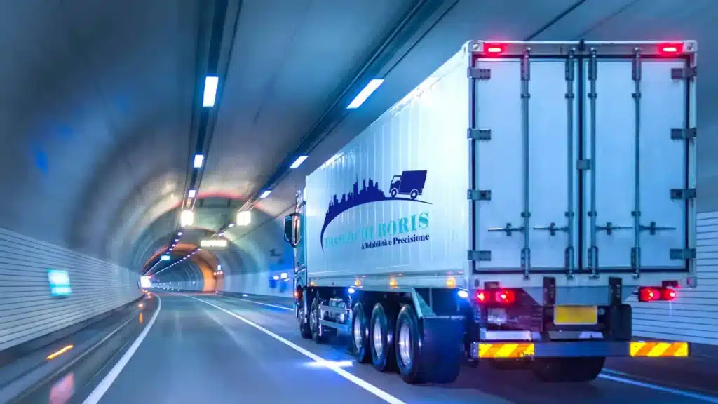 Camion di Traslochi Boris in transito dentro un tunnel, simbolo di trasporto sicuro ed efficiente per traslochi nazionali e internazionali.