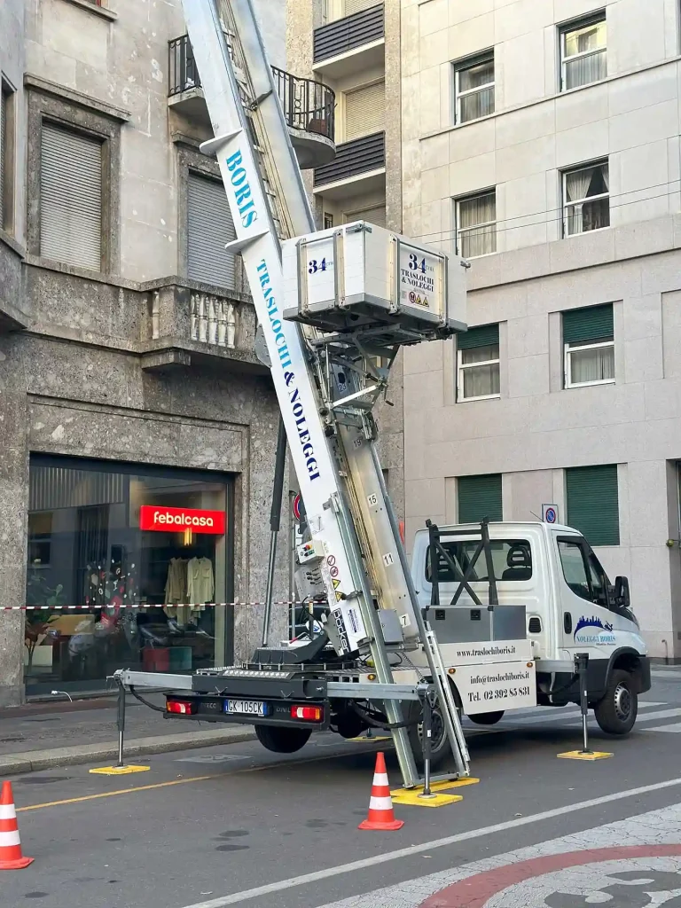 Autoscala di Traslochi Boris in azione per il sollevamento di mobili durante un trasloco a Milano.