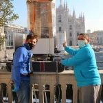 Squadra di Traslochi Boris al lavoro vicino al Duomo di Milano con autoscale per un trasloco in quota.