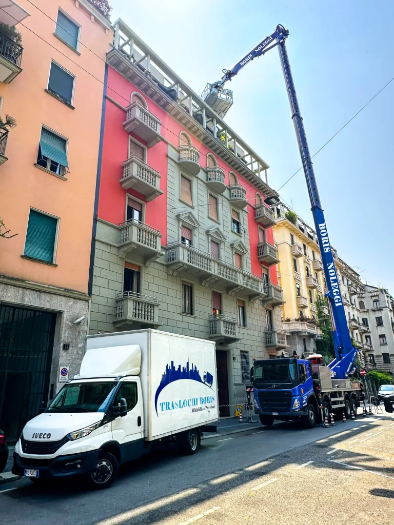 Trasloco a Milano con autoscala speciale per raggiungere un piano alto in edificio storico
